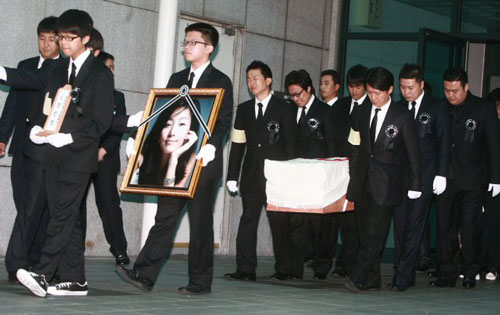  4일 오전 풍납동 현대아산병원 장례식장에서 열린 故 장진영 발인식에서 고인의 영정과 시신이 운구차량으로 옮겨지고 있다. 