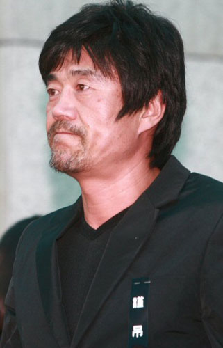 4일 오전 풍납동 현대아산병원 장례식장에서 열린 故 장진영 발인식에 참석한 이현승 감독이 고인의 운구차량을 뒤따르고 있다. 