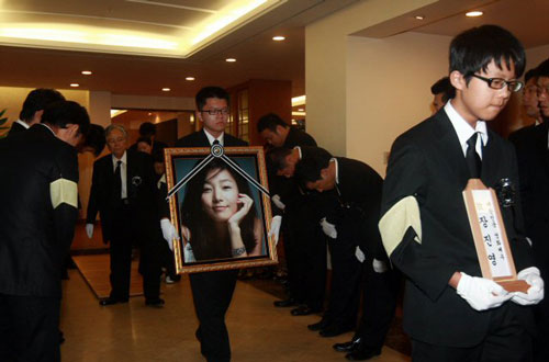  4일 오전 풍납동 현대아산병원 장례식장에서 열린 故 장진영 발인식에서 고인의 영정이 빈소를 나서고 있다. 
 