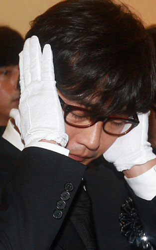 4일 오전 풍납동 현대아산병원 장례식장에서 열린 故 장진영 발인식에 참석한 배우 안재욱이 고인의 영정을 뒤따르고 있다. 