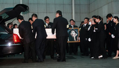 4일 오전 풍납동 현대아산병원 장례식장에서 열린 故 장진영 발인식에서 고인의 영정과 시신이 운구차량으로 옮겨지고 있다.
 