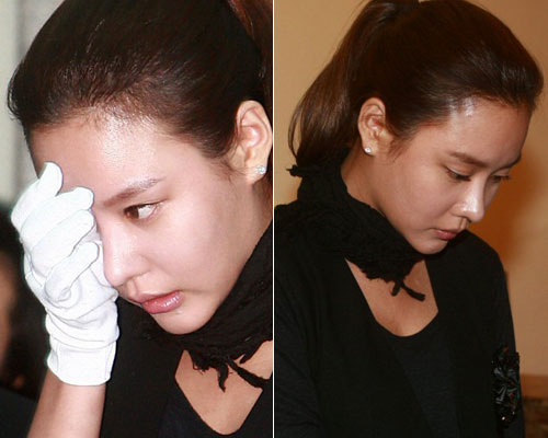 4일 오전 풍납동 현대아산병원 장례식장에서 열린 故 장진영 발인식에 참석한 배우 김아중이 고인을 뒤따르고 있다. 
 