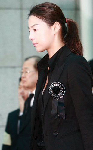 4일 오전 풍납동 현대아산병원 장례식장에서 열린 故 장진영 발인식에 참석한 배우 한지혜가 운구차량을 뒤따르고 있다. 
 