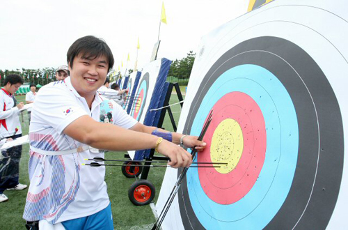 4일 울산문수국제양궁장에서 열린 제45회 세계양궁선수권대회 리커브 남자 예선 90m에서 342점으로 세계신기록을 달성한 오진혁이 과녁을 확인한 뒤 화살을 뽑고 있다. 