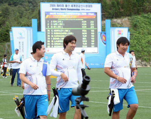 4일 울산문수국제양궁장에서 열린 제45회 세계양궁선수권대회 리커브 예선전에 출전한 한국 남자양궁 선수인 이창환, 임동현, 오진혁(왼쪽부터)이 과녁을 확인한 뒤 나란히 슈팅라인으로 되돌아가고 있다. 스크린 상단에 1위에서 3위를 차지한 이들의 이름이 기록돼 있다. 