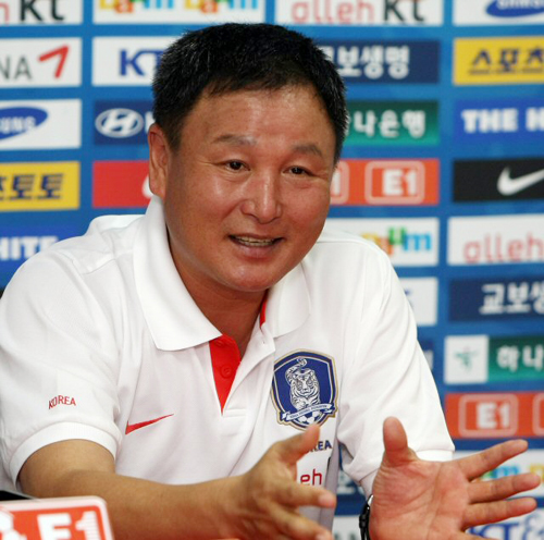 호주와 평가전을 하루 앞둔 4일 한국 축구국가대표 허정무 감독이 파주 NFC에서 열린 공식기자회견에 참석해 기자들의 질문에 답하고 있다. 