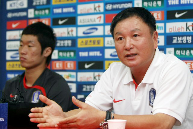 호주와 평가전을 하루 앞둔 4일 한국 축구국가대표 허정무 감독이 파주 NFC에서 열린 공식기자회견에 참석해 기자들의 질문에 답하고 있다. 