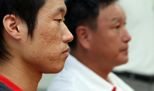 호주와 평가전을 하루 앞둔 4일 한국 축구국가대표 허정무 감독, 박지성이 파주 NFC에서 열린 공식기자회견에 참석해 기자들의 질문에 답하고 있다. 