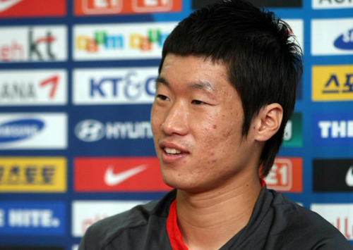 호주와 평가전을 하루 앞둔 4일 한국 축구국가대표 허정무 감독, 박지성이 파주 NFC에서 열린 공식기자회견에 참석해 기자들의 질문에 답하고 있다. 