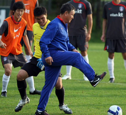 호주와 평가전을 하루 앞둔 4일 파주 NFC에서 축구국가대표 허정무 감독이 선수들과 어울려 훈련하고 있다. 