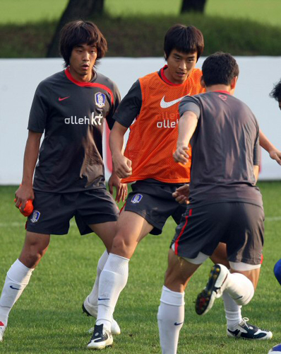 호주와 평가전을 하루 앞둔 4일 한국 박주영 등 축구국가대표 선수들이 파주 NFC에서 훈련을 위해 이동하고 있다. 
 