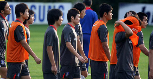  호주와 평가전을 하루 앞둔 4일 한국 박주영 등 축구국가대표 선수들이 파주 NFC에서 훈련을 위해 이동하고 있다. 