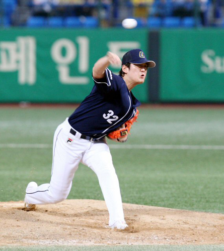 4일 광주 무등경기장에서 열린 2009 프로야구 기아 타이거즈와 두산 베어즈의 경기에서 두산 선발투수 김선우가 역투하고 있다. 