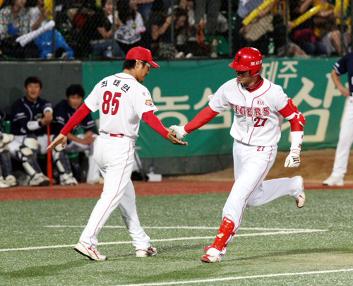 4일 광주 무등경기장에서 열린 2009 프로야구 기아 타이거즈와 두산 베어즈의 경기에서 7회말 1사 1루 기아 5번 김상현이 2점홈런을 날린 뒤 3루 주루코치와 하이파이브를 하고 있다. 두산 5-3 리드. 