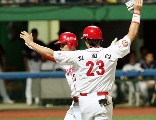 4일 광주 무등경기장에서 열린 2009 프로야구 기아 타이거즈와 두산 베어즈의 경기에서 7회말 1사 1루 기아 5번 김상현이 2점홈런을 때리고 최희섭과 좋아하고 있다. 두산 5-3 리드. 