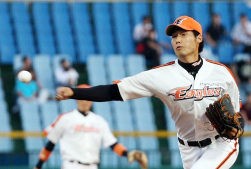 4일 오후 대전 한밭야구장에서 열린 2009 프로야구 한화와 히어로즈와의 경기에서 한화 선발투수 정종민이 역투하고 있다. 