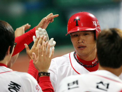 4일 광주 무등경기장에서 열린 2009 프로야구 기아 타이거즈와 두산 베어즈의 경기에서 2회말 기아 5번 김상현이 1점 홈런을 때려내고 동료들과 좋아하고 있다. 기아 1-0 리드. 