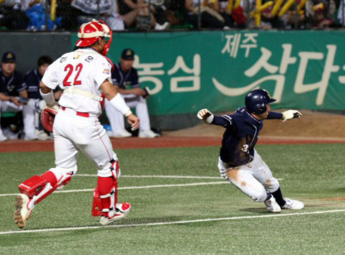  4일 광주 무등경기장에서 열린 2009 프로야구 기아 타이거즈와 두산 베어즈의 경기에서 4회초 두산 3루주자 정수빈이 3번 고영민의 땅볼로 홈과 3루 사이에서 아웃되고 있다. 