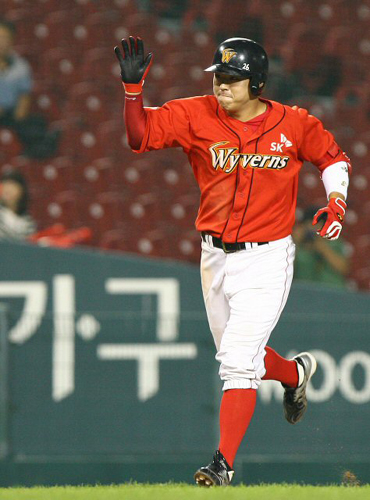 15일 오후 서울 잠실경기장에서 열린 2009 프로야구 LG와 SK의 경기 6회초 무사상황에서 타석에 들어선 SK 나주환이 솔로홈런을 친후 기뻐하고 있다. 