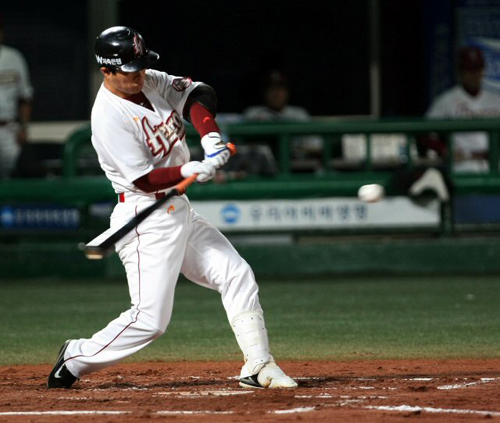 16일 서울 목동야구장에서 열린 프로야구 히어로즈와 기아의 경기 6회 말 2사 히어로즈 송지만이 솔로홈런을 날리고 있다. 