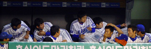 16일 대구시민운동장에서 열린 프로야구 삼성 라이온즈-한화 이글스전에서 3회말 삼성 강봉규의 파울볼이 삼성 더그아웃으로 날아들자 선수들이 혼비백산하고 있다. 
