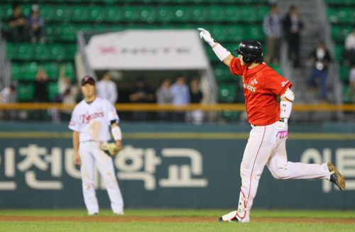 16일 오후 서울 잠실야구장에서 열린 프로야구 SK와이번스 대 LG트윈스의 경기 12회초 1사 상황에서 SK 정상호가 중월 솔로홈런을 날린 뒤 베이스를 돌고 있다. 