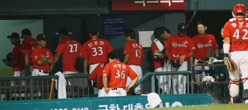  16일 서울 잠실야구장에서 열린 2009 프로야구 LG 트윈스-SK 와이번스 경기, SK 선수들이 연장 12회 접전 끝에 2대2 무승부로 경기를 마친 후 덕아웃을 빠져 나가고 있다. 