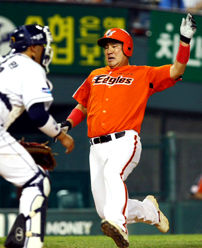 17일 오후 잠실경기장에서 열린 2009 프로야구 두산과 한화의 경기 2회초 2사 주자2루 상황에서 타석에 들어선 한화 김태균의 1타점 적시타로 이도형이 홈을 밟고 있다. 