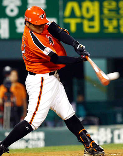17일 오후 잠실경기장에서 열린 2009 프로야구 두산과 한화의 경기 2회초 2사 주자2루 상황에서 타석에 들어선 한화 김태균이 1타점 적시타를 치고 있다. 