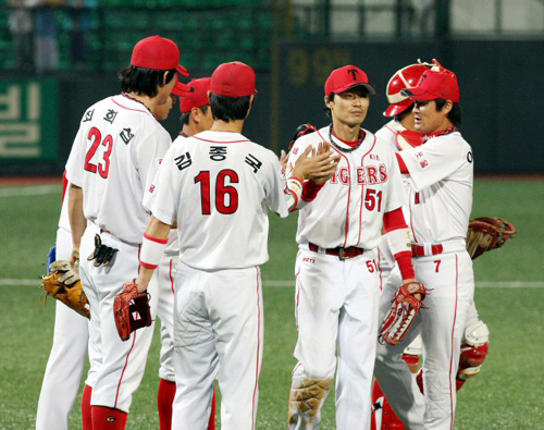 18일 광주 무등경기장에서 열린 2009 프로야구 기아 타이거즈와 LG 트윈스의 경기에서 6-1로 승리한 기아 선수들이 기뻐하고 있다. 