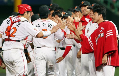    22일 인천 문학구장에서 열린 2009 프로야구 SK 와이번스-삼성 라이온즈 경기, SK 선수들이 삼성을 6대1로 꺾고 16연승에 성공한 후 하이파이브를 하고 있다. 
