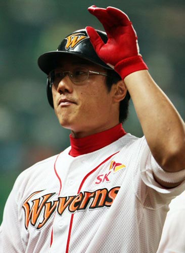    22일 인천 문학구장에서 열린 2009 프로야구 SK 와이번스-삼성 라이온즈 경기, SK 박정권이 3회에 이어 6회에도 1점 홈런을 친 후 관중들의 환호에 손을 들어 답례하고 있다. 