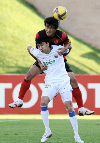 프로축구 포항 스틸러스의 황재원(위)이 23일(한국시간) 타슈켄트 자르구장에서 열린 AFC 챔피언스리그 8강 1차전 분요드코르와의 경기에서 상대 솔리예프와 공중볼을 다투고 있다. 