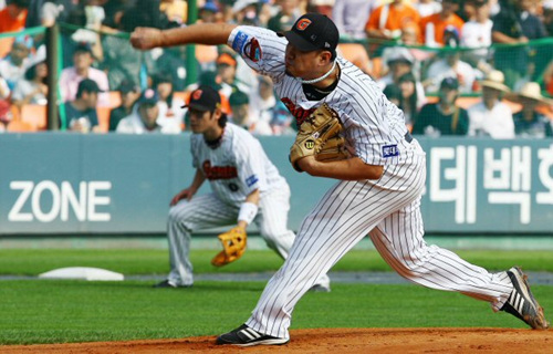 2일 오후 부산 사직구장에서 열린 2009 프로야구 준플레이오프 3차전 롯데와 두산의 경기에서 롯데 선발투수 송승준이 역투하고 있다. 