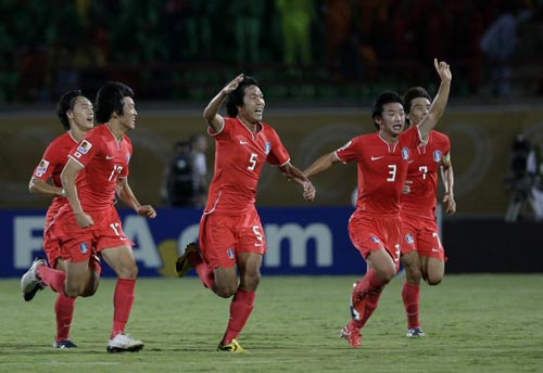3일 새벽(한국시각) 이집트 수에즈 무바라크 스타디움에서 열린 2009 국제축구연맹(FIFA) 20세 이하(U-20) 월드컵 C조 3차전 대한민국-미국 경기, 한국 김영권이 첫 골을 넣은 후 팀 동료들과 함께 환호하고 있다. 