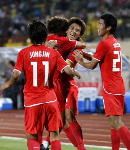 3일 새벽(한국시각) 이집트 수에즈 무바라크 스타디움에서 열린 2009 국제축구연맹(FIFA) 20세 이하(U-20) 월드컵 C조 3차전 대한민국-미국 경기, 한국 구자철이 팀의 3번째 골을 넣은 후 팀 동료들과 함께 환호하고 있다. 