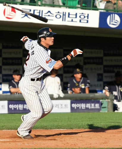 3일 부산 사직야구장에서 열린 2009 프로야구 준플레이오프 4차전 롯데 자이언츠-두산 베어스 경기, 롯데 김주찬이 7회말 1사 주자 만루 상황에서 싹쓸이 3타점 적시타를 치고 있다. 