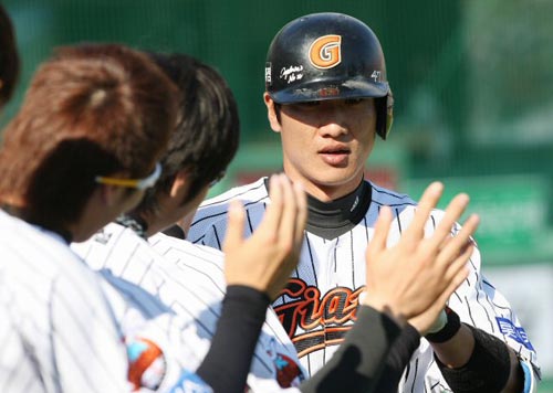 3일 부산 사직야구장에서 열린 2009 프로야구 준플레이오프 4차전 롯데 자이언츠-두산 베어스 경기, 롯데 김주찬이 3회말 1점 홈런을 친 후 팀 동료들과 하이파이브를 하고 있다. 