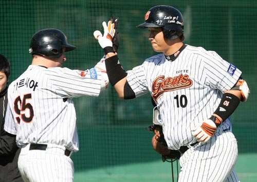 3일 부산 사직야구장에서 열린 2009 프로야구 준플레이오프 4차전 롯데 자이언츠-두산 베어스 경기,  롯데 이대호(오른쪽)가 2회말 무사 상황에서 1점 홈런을 친 후 팀 동료 카림 가르시아와 하이파이브를 하고 있다. 