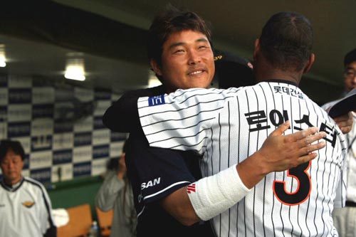 3일 부산 사직야구장에서 열린 2009 프로야구 준플레이오프 4차전 롯데 자이언츠-두산 베어스 경기 후,  롯데 로이스터 감독(오른쪽)이 두산 더그아웃으로 찾아가 김동주와 포옹하고 있다. 
