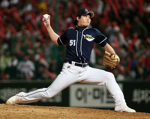 7일 오후 인천 문학구장에서 열린 2009프로야구 플레이오프 1차전 SK와 두산의 경기 7회말 두산 임태훈이 역투하고 있다. 