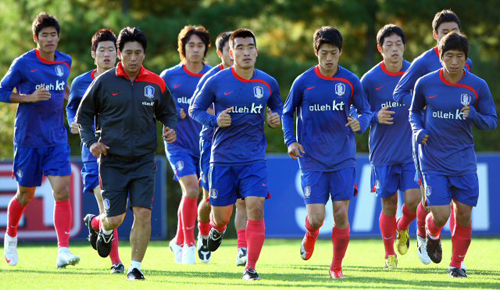 오는 14일 서울월드컵경기장에서 열리는 세네갈과 친선경기를 앞두고 소집된 축구국가대표팀 해외파 선수들이 8일 오후 파주 NFC에서 가볍게 몸을 풀고 있다. 