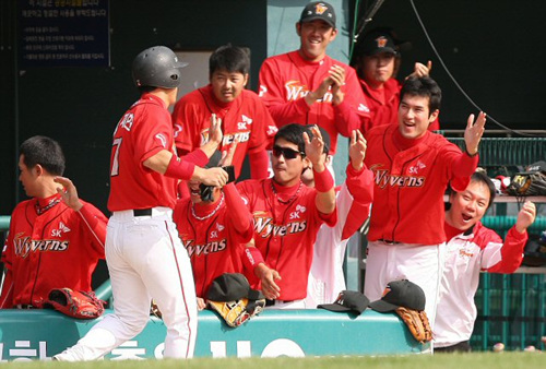 11일 오후 잠실경기장에서 열린 2009 프로야구 플레이오프 4차전 두산과 SK의 경기 1초 2사 주자 1,3루 상황에서 두산 선발투수 김선우의 폭투로 홈을 밟은 SK 김재현이 동료들의 축하를 받고 있다. 