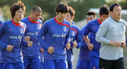 세네갈과의 평가전을 앞두고 12일 경기 파주 NFC에서 열린 축구 국가대표팀 훈련에서 주장 박지성을 비롯한 선수들이 운동장을 돌며 몸 상태를 점검하고 있다. 