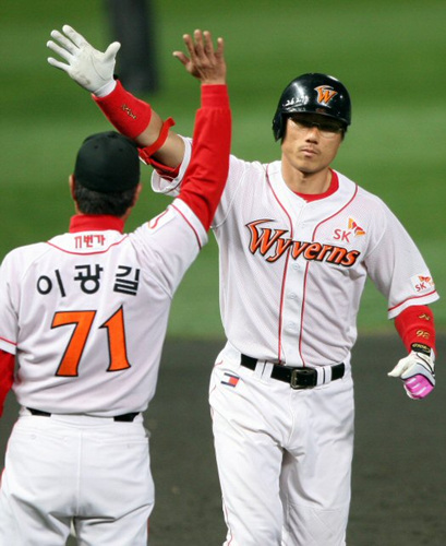 14일 오후 인천 문학구장에서 열린 프로야구 플레이오프 5차전 SK 와이번스-두산 베어스 경기. SK 박정권이 3회말 1사 주자없는 상황에서 중간 담장을 넘는 1점홈런을 때린 뒤 이광길 코치와 하이파이브를 하고 있다. 