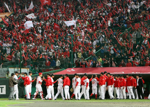 14일 인천 문학구장에서 열린 프로야구 플레이오프 5차전에서 두산 베어스에 14대3으로 대승, 한국시리즈 진출을 확정지은 SK 선수들이 기뻐하고 있다. 
 