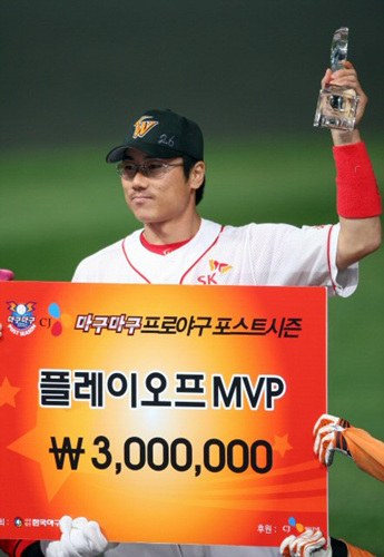 SK 박정권이 14일 오후 인천 문학구장에서 열린 프로야구 플레이오프 5차전 두산 베어스와 경기가 끝난 뒤 플레이오프 MVP로 선정돼 기뻐하고 있다.
 