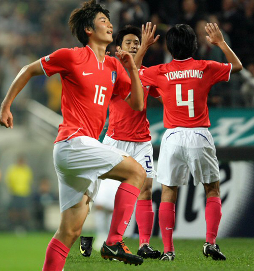 14일 오후 서울월드컵경기장에서 열린 한국과 세네갈의 축구국가대표팀 친선경기에서 전반전 한국의 기성용이 선제골을 넣은 후 기뻐하고 있다. 후반전 한국의 오범석이 골을 넣은 후 조용형의 축하를 받고 있다. 