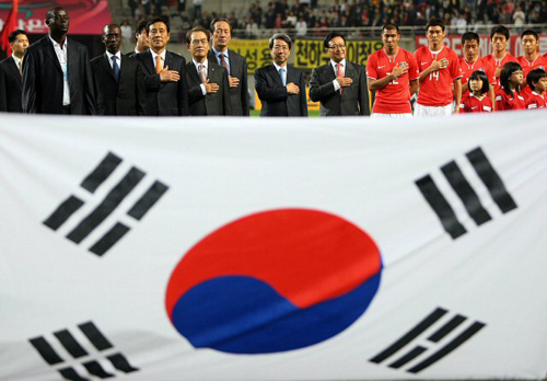 정운찬 국무총리, 정몽준 한나라당 대표, 조중연 대한축구협회장 등이 14일 서울월드컵경기장에서 열린 한국과 세네갈의 축구국가대표팀 친선경기에서 경기 시작 전 국기에 대한 경례를 하고 있다. 