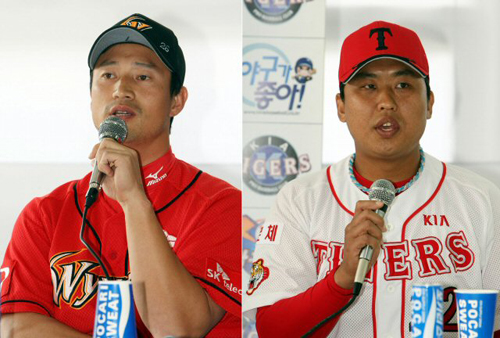 프로야구 한국시리즈를 하루 앞둔 15일 광주 무등경기장 다목적체육관에서 열린 미디어데이에서 SK와이번즈 주장 김재현(왼쪽)과 KIA 타이거즈 주장 김상훈이 포부를 밝히고 있다. 